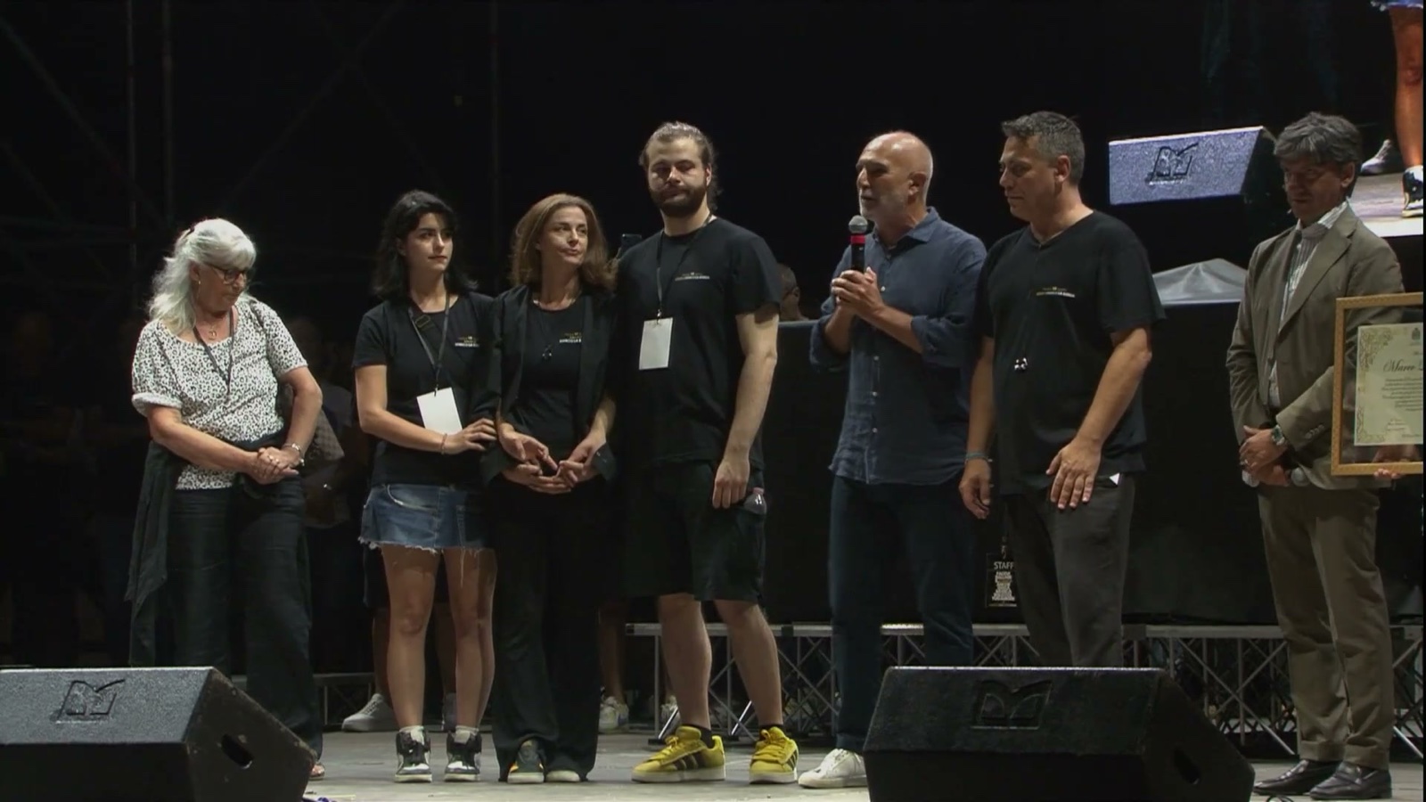 Amici sul palco del memoriale